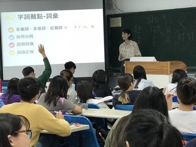 學生舉手回答黃湘芸老師的問題。(另開新視窗)