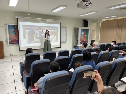 李文儀主播與學生互動圖片