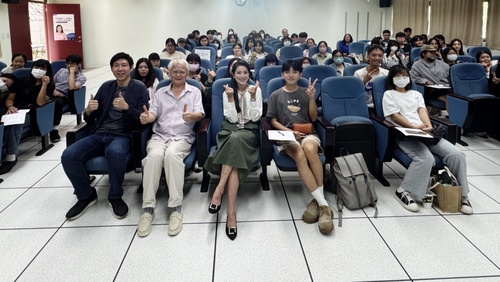 李文儀主播與師生合影留念圖片