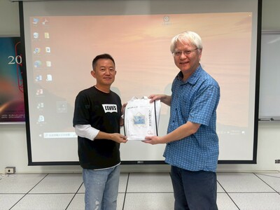 院長致贈紀念品圖片