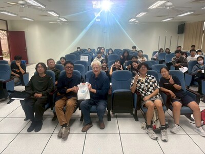 蘇育賢導演與師生合影圖片